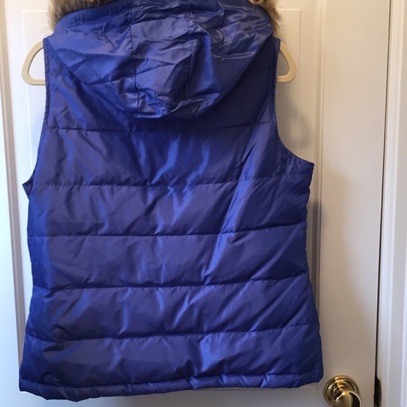 Talbots blue puffer vest with detachable hood - Picture 5 of 5